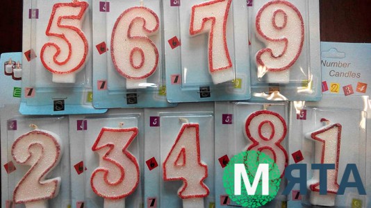 Свічки цифри у червоному контурі