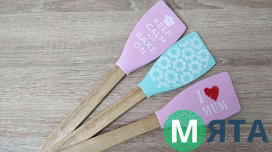 Лопатка силиконовая с деревянной ручкой