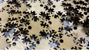 Деревянная бирка Снежинка