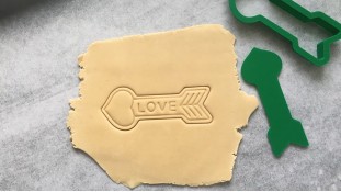 Вырубка + штамп Стрела Love