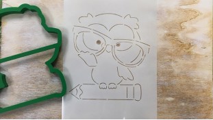 Вырубка + трафарет Сова на карандаше Вырубка + трафарет Сова на карандаше