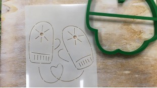 Вырубка + трафарет Варежки