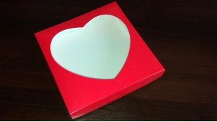 Коробка для пряників 20х20х3 см, віконце-серце. Червона