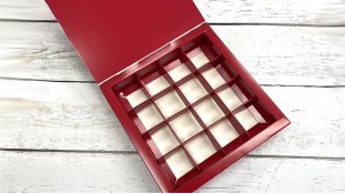 Червона коробка для цукерок без вікна