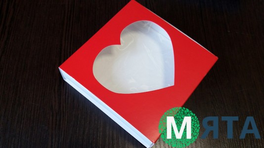 Коробка для пряников 12х12х3 см, окошко-сердце. Красная